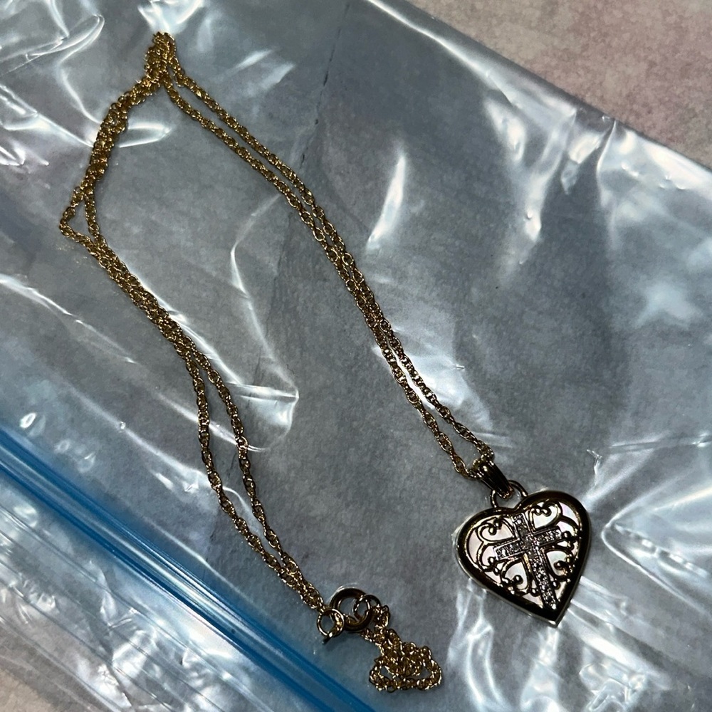 Vintage Danbury Mint Gold-Tone Diamond Cross Heart Pendant Necklace. Clean.